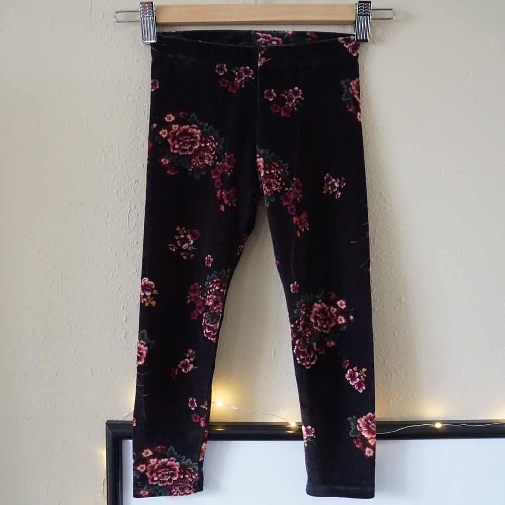 Cute Zara Girls Velvet Leggings, Size 6 years.